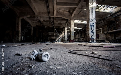 Froschperspektive verlassene Industriehalle mit alter Sicherung in Vordergrund