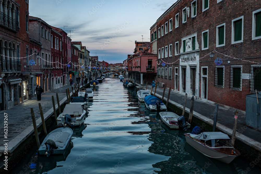 Blick auf Wasserstrasse in Burano, Venedig