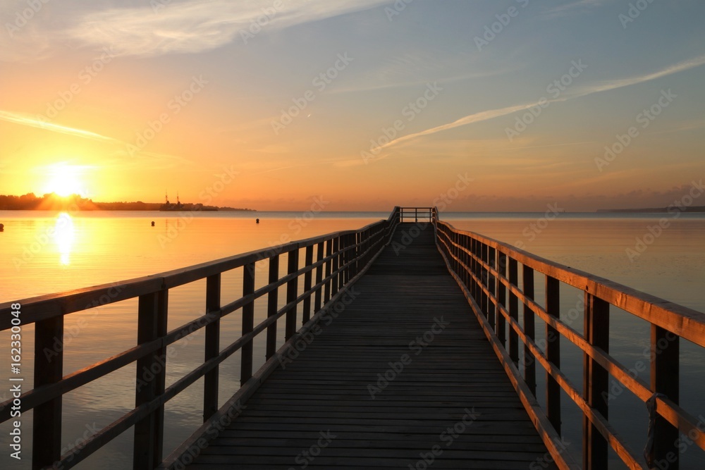 malerischer Sonnenaufgang an einer Seebrücke an der Ostsee mit Panorama auf die Eckernförder Bucht