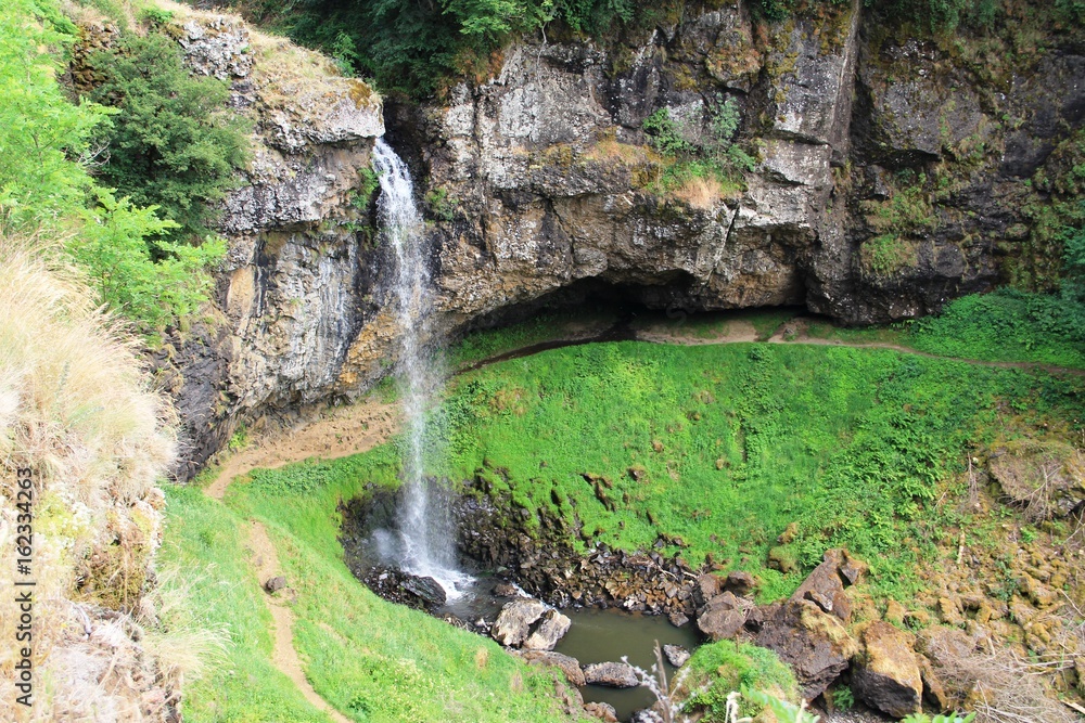 Fototapeta premium cascade de Salins, Cantal