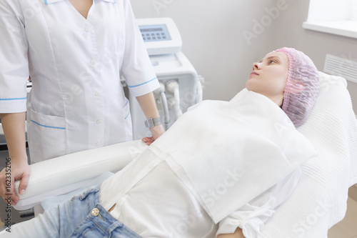 Woman cosmetologist into her procedural beauty parlor