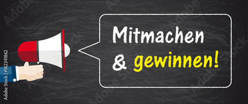 Mitmachen und Gewinnen - Megafon auf einer schwarzen Tafel