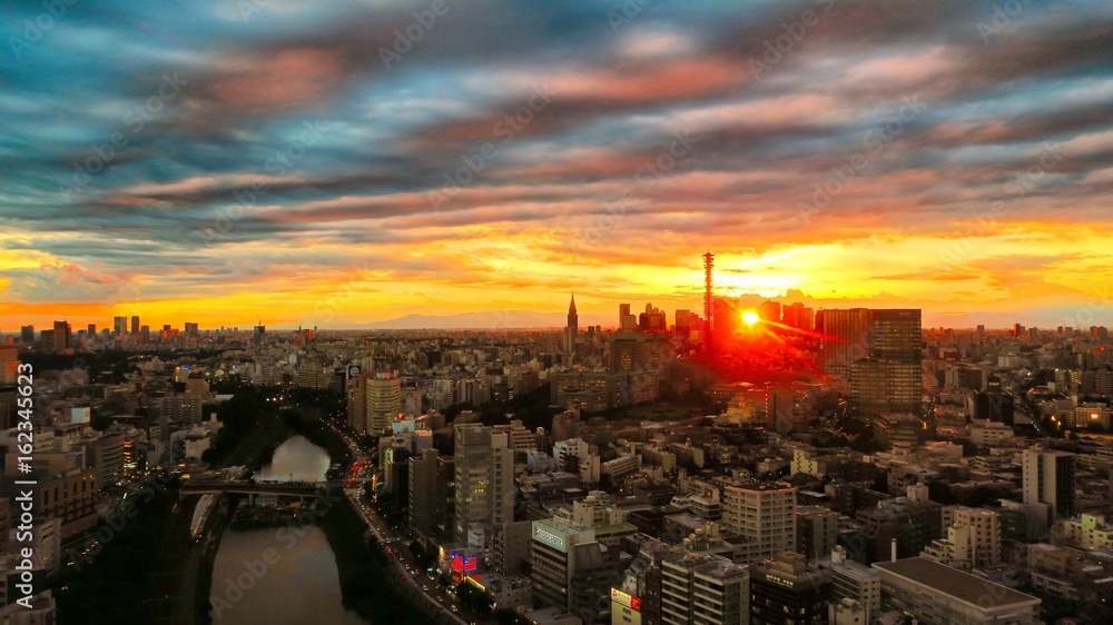 ダイナミックな夕陽と東京の展望