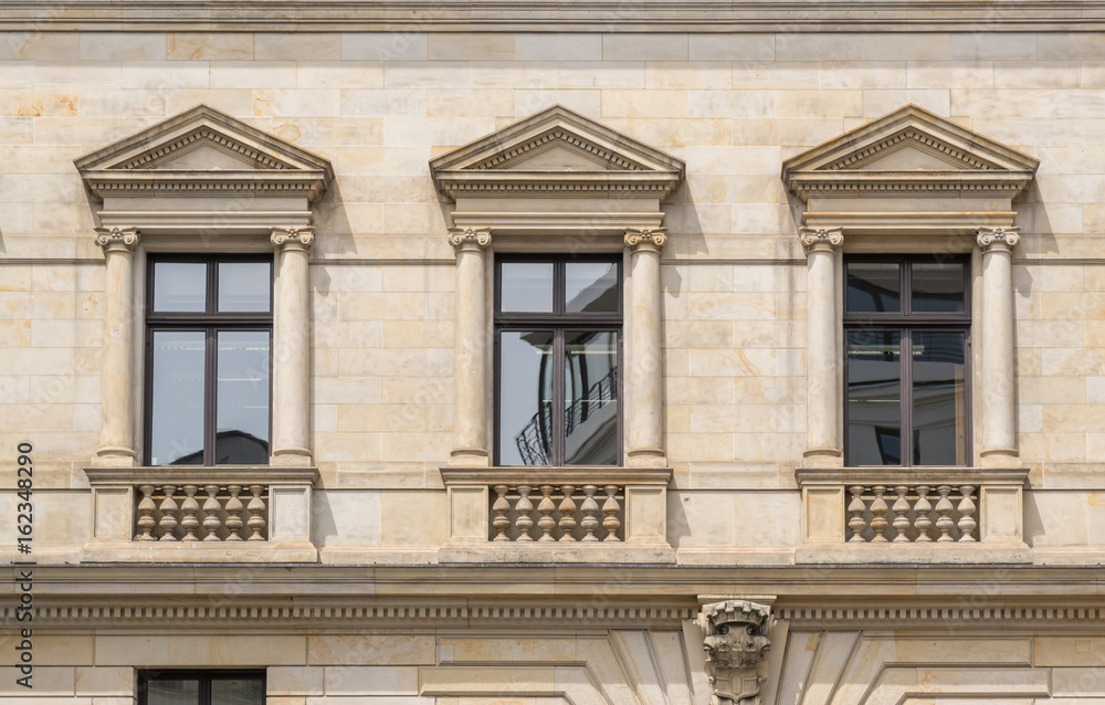 Fenster in einer Fassade