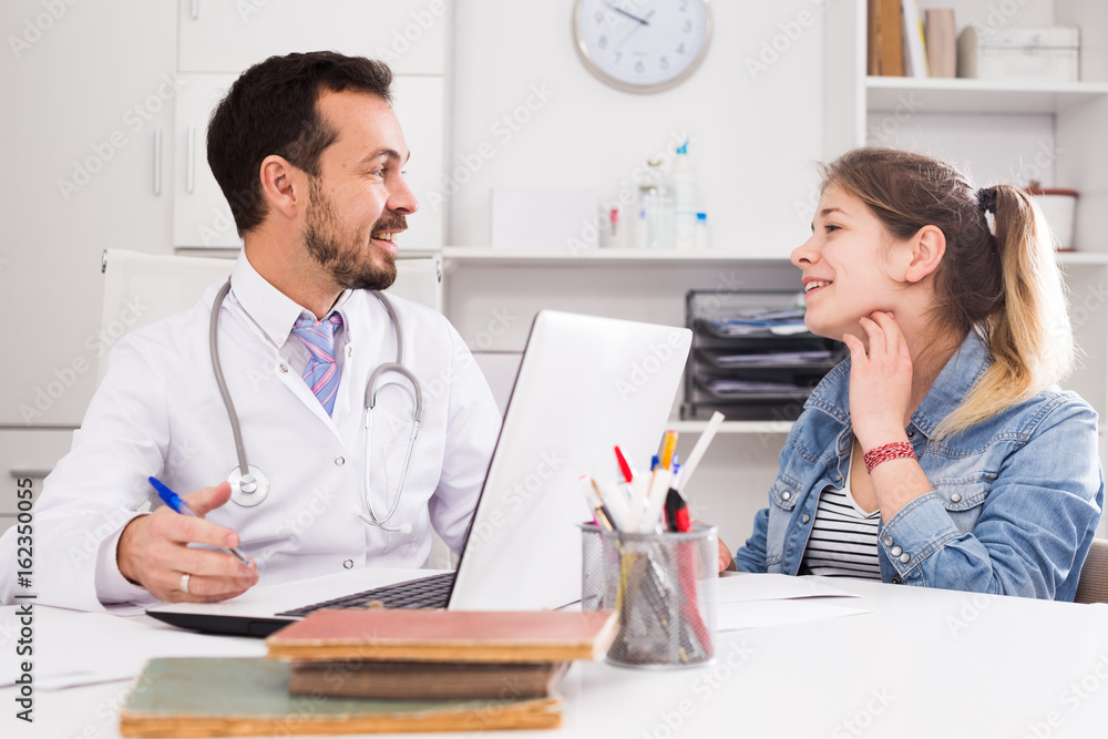 Obraz premium Doctor and girl with sore throat