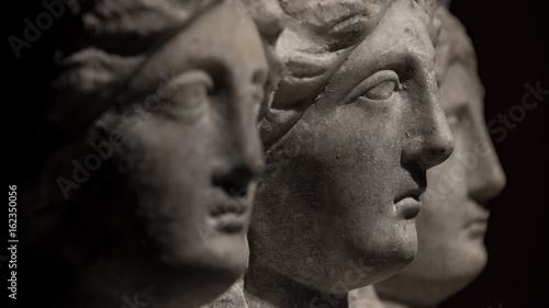 Trzy głowili rzymsko-azjatycki antyczny posąg pięknych kobiet na czarnym tle