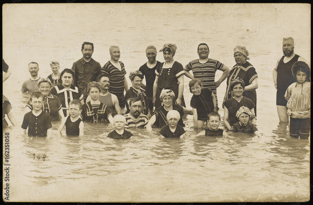 Obraz premium Paddlers Posing. Date: circa 1910