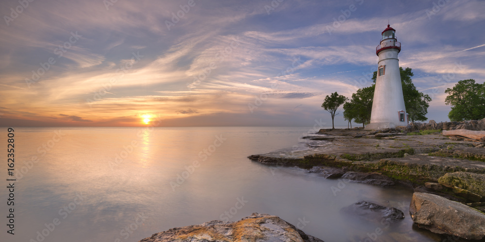 Naklejka premium Marblehead Lighthouse nad jeziorem Erie, USA o wschodzie słońca