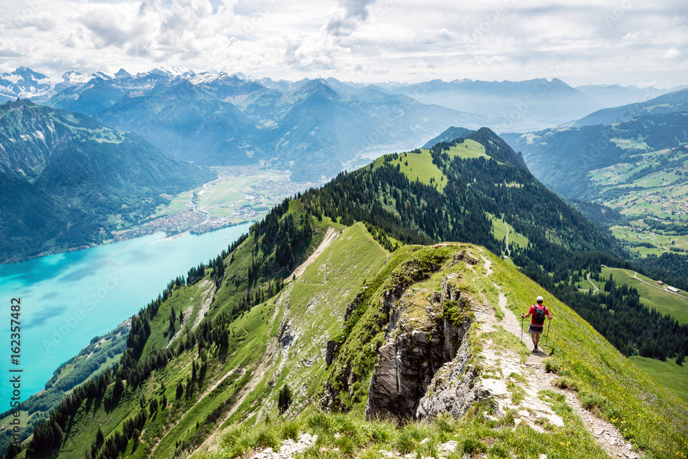 Fototapeta premium Gratwanderung zwischen Harder und Augstmatthorn, Brienzersee, Interlaken, Schweiz