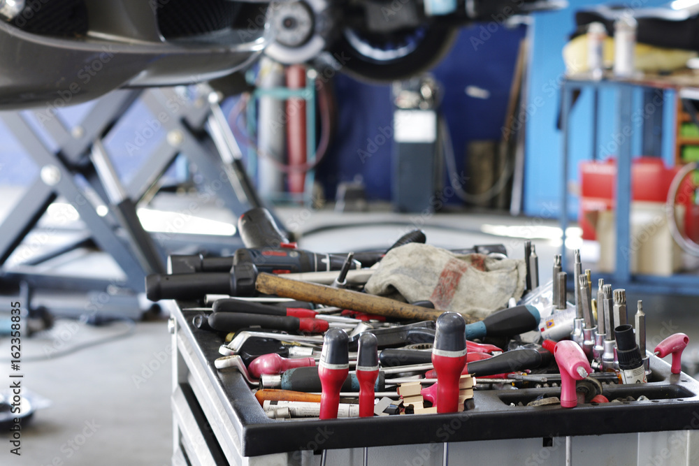 Werkzeug, Alltag in einer Autowerkstatt Stock-Foto | Adobe Stock