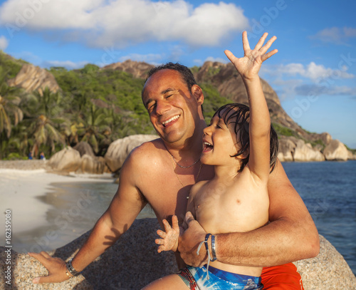 Padre e figlio ridono insieme alle Seychelles