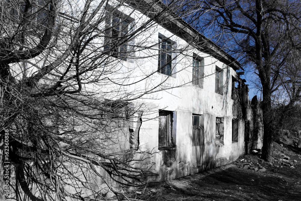 Obraz premium The ruins of an old house against the blue sky