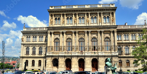 Photography Renaissance-Fassade der Ungarischen Akademie der Wissenschaften vor strahlend bl