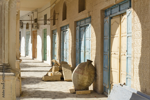 Bild auf Leinwand old amphora and shadows under arch in Tunisia city