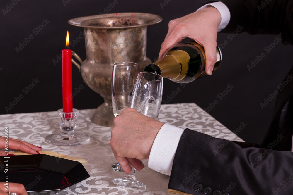 Champagner eingießen beim Dinner