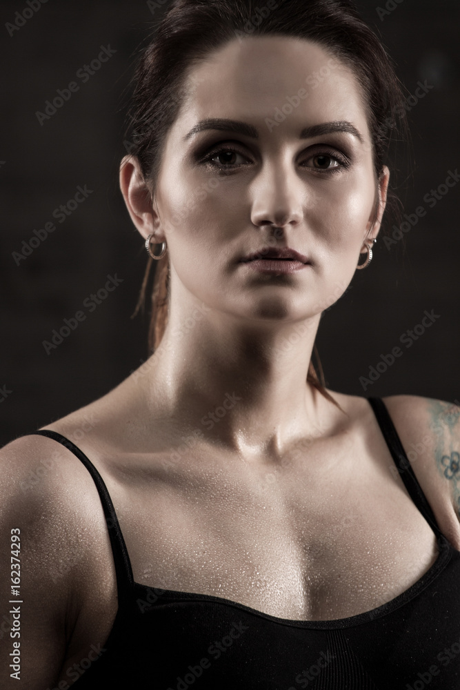 Naklejka premium fitness girl in studio