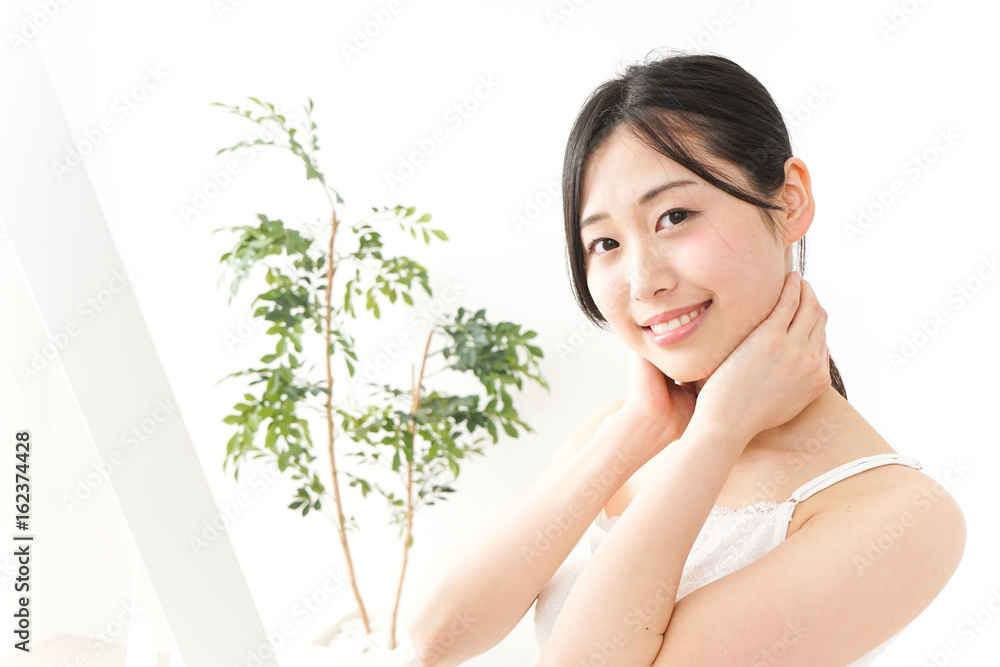 クリームを塗る若い日本人の女性 クリームを塗る若い日本人の女性