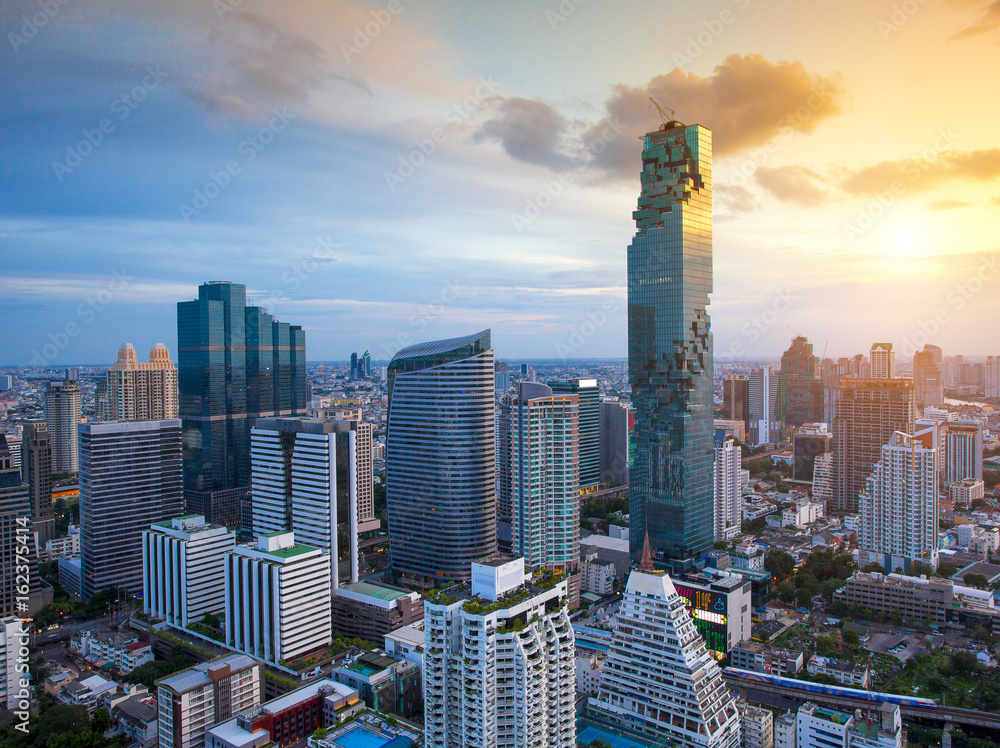 Naklejka premium Widok na Bangkok Piękny to nowy najwyższy budynek w Bangkoku z niebem Piękny, Tajlandia