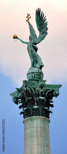 Erzengel Gabriel mit der ungarischen Krone und dem Doppelkreuz auf der 36 m hohen Säule des Heldenplatzes