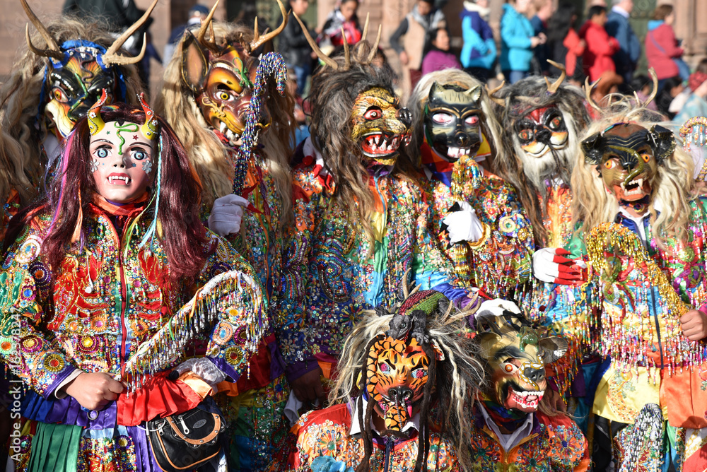 Péruviens en costumes de fête plaza de Armas à Cusco au Pérou