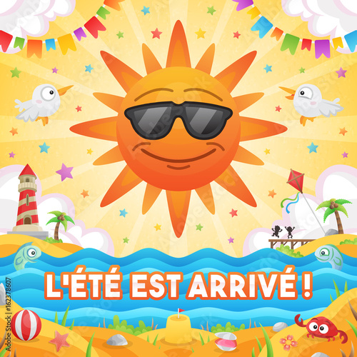 L'été est arrivé ! Paysage coloré d'une plage, avec un soleil souriant