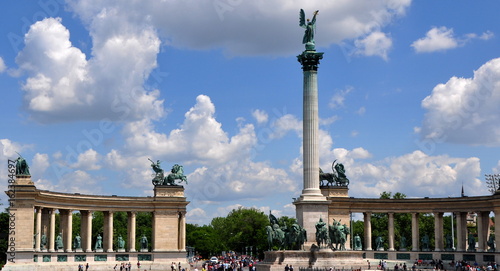 Heldenplatz mit den Kolonnaden und der 36 m hohen Säule mit dem Erzengel Gabriel vor strahlend blauem Himmel photo