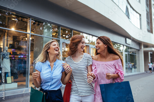 Slika na platnu Shopping is always a good idea