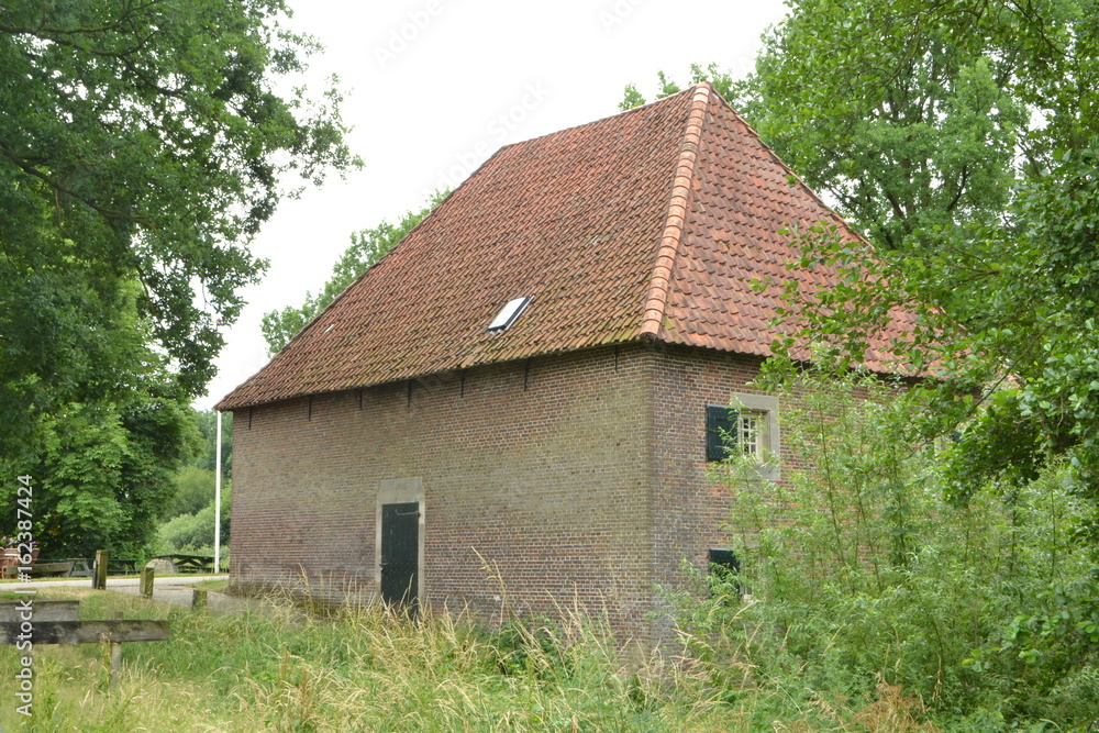 Fototapeta premium achterzijde van de middeleeuwse watermolen te Mallum aan de rivier de Berkel