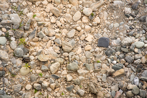 letto di un fiume in secca per siccità