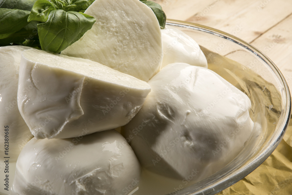 mozzarella di Bufala e tagliata a metà e basilico fresco dentro ampolla