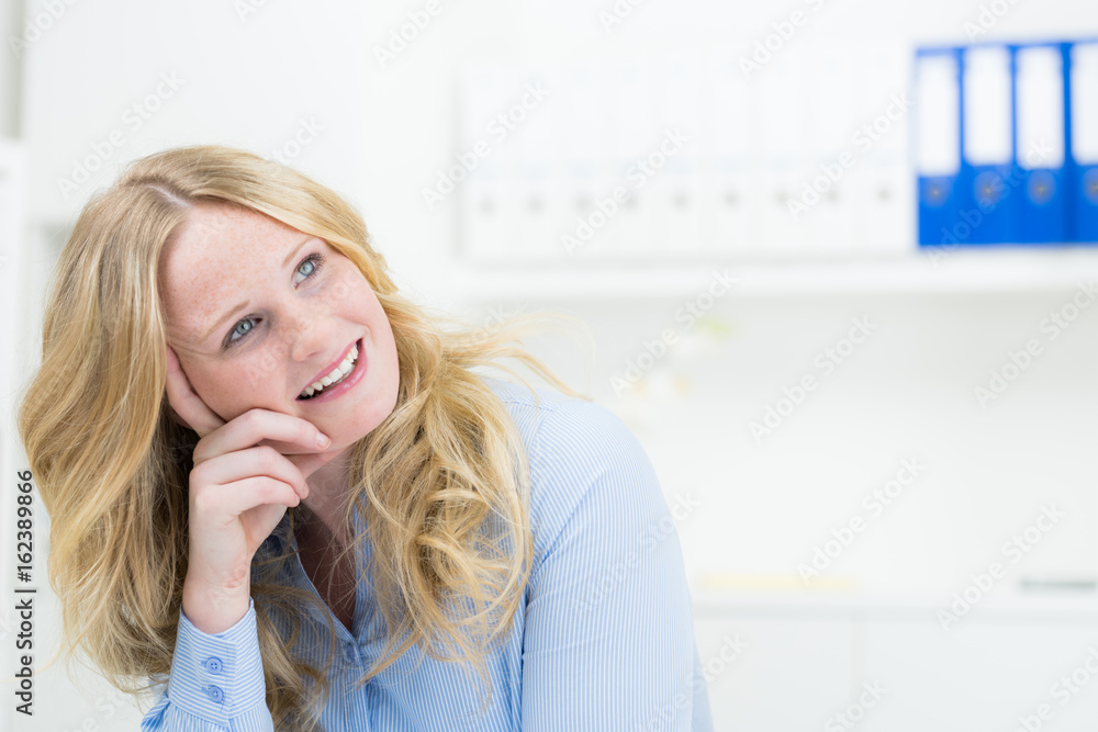 blonde junge frau im büro blonde junge frau im büro