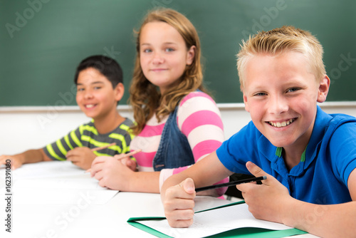 teenager im schulunterricht