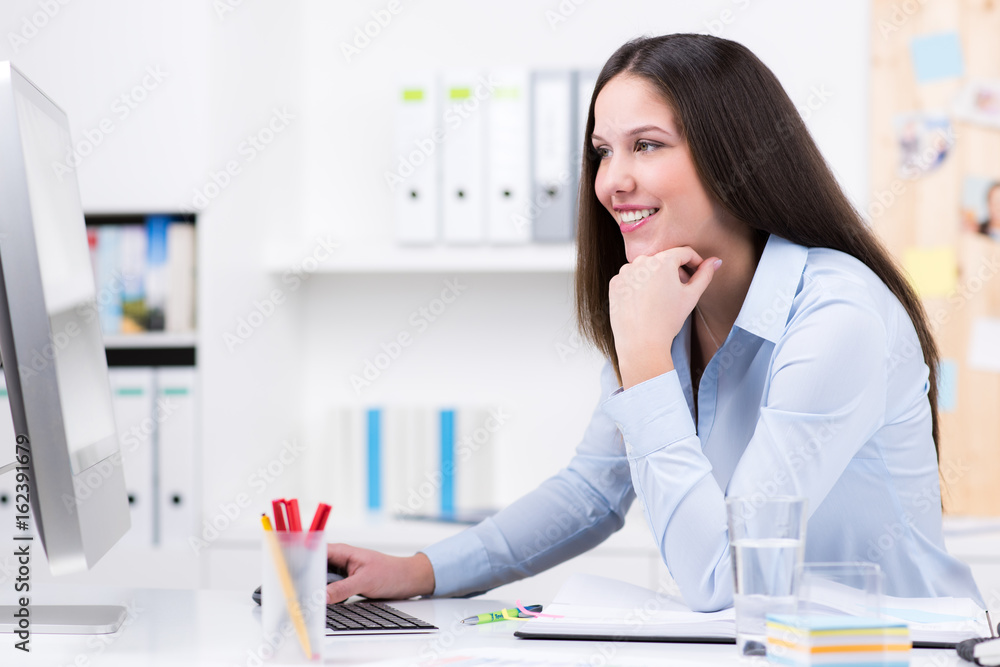 angestellte arbeitet am computer angestellte arbeitet am computer