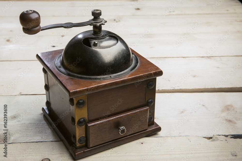 Antico macinino per il caffè sopra tavolo in legno Antico macinino per il caffè sopra tavolo in legno