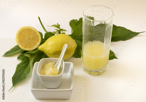 Limones exprimidos separando el jugo de la pulpa.