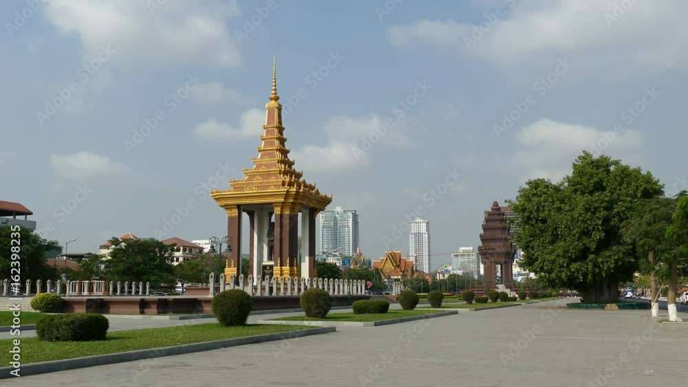 Statue of King Father Norodom Sihanouk with the Independence Monument