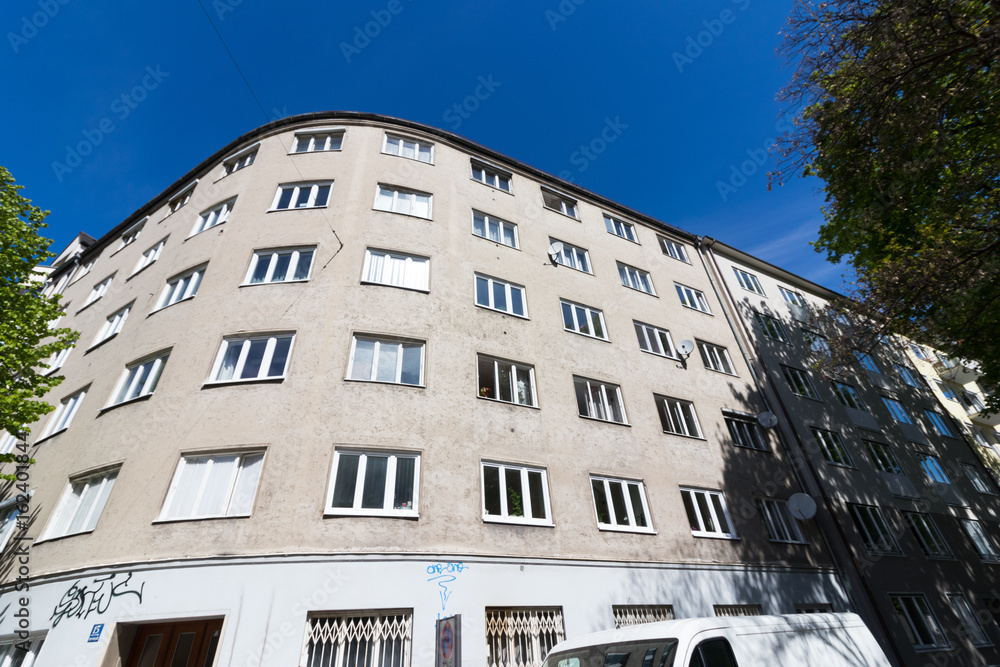 Naklejka premium Fassade eines Mehrfamilienhauses