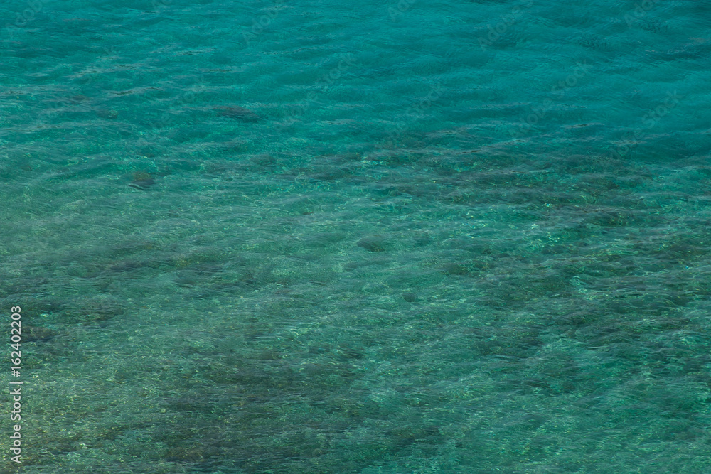 Mare cristallino color turchese delle isole Tremiti nel parco nazionale del Gargano