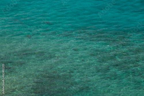 Mare cristallino color turchese delle isole Tremiti nel parco nazionale del Gargano