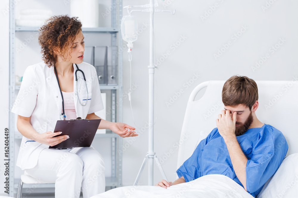 Obraz premium Man with doctor in room