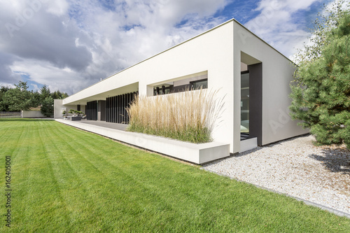 Modern geometric villa © Photographee.eu