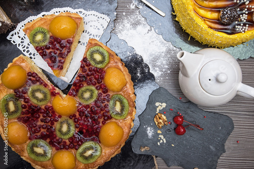 Kiwi fruit cake with tea