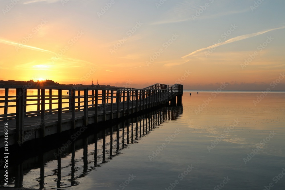 malerischer Sonnenaufgang an einer Seebrücke an der Ostsee