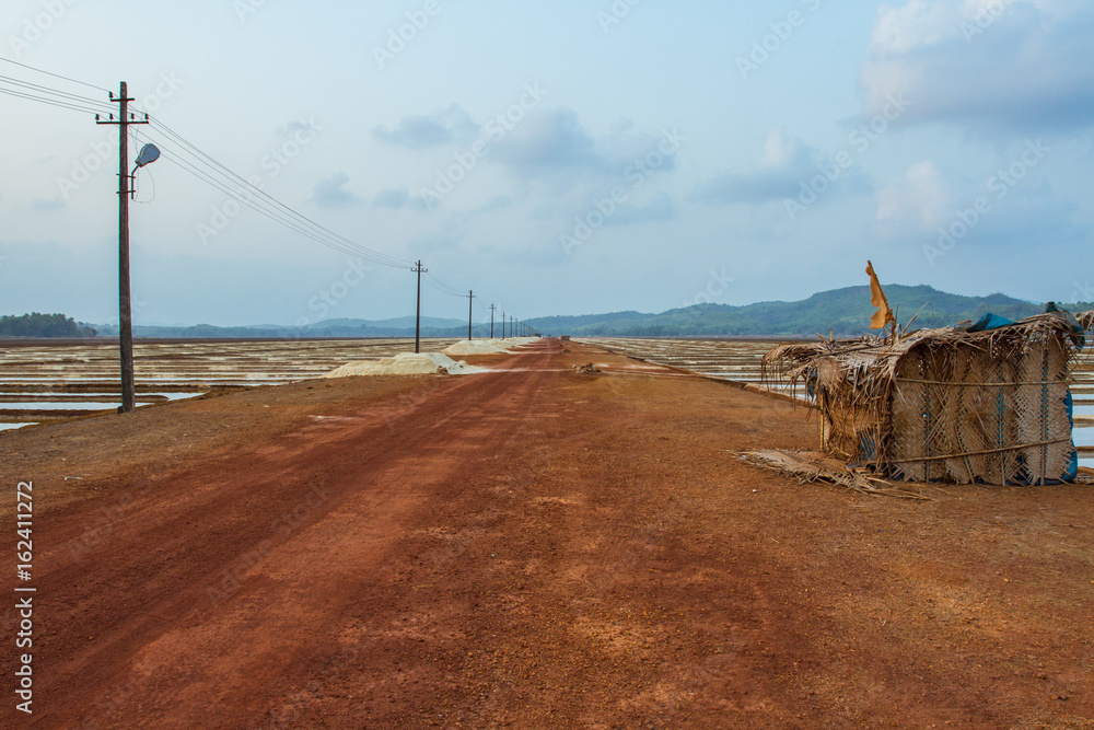 The territory of the plant for the production of salt in southern India.
The territory of the plant for the production of salt in southern India.