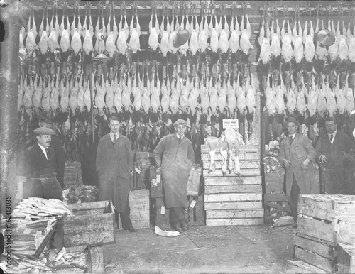 Foto Turkeys in Poulterers. Date: early 1930s