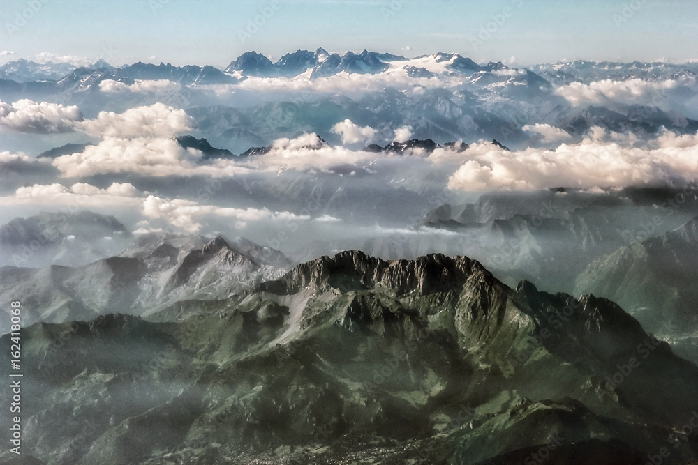 Fototapeta premium Alpejska góra - tło widok z lotu ptaka
