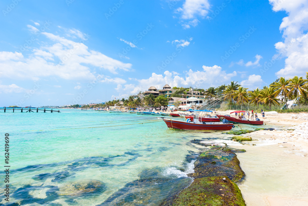 Naklejka premium Playa del Carmen - relaks na krześle na rajskiej plaży i mieście na karaibskim wybrzeżu Quintana Roo w Meksyku