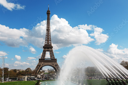 Photo Eiffel tower in sunny day. Paris. France. fountain.