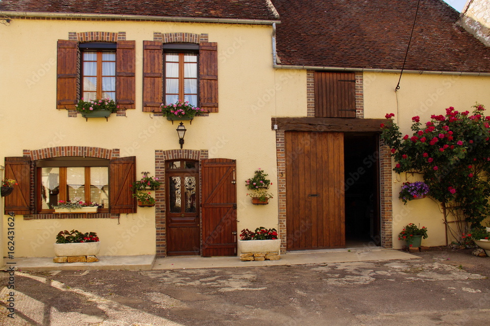 Fototapeta premium Altes Haus im Dorf Cezy