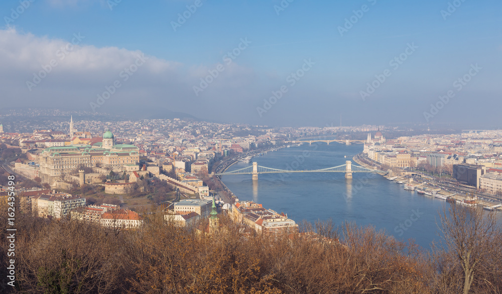 Vistas a Budapest , desde diferentes puntos de la ciudad con sus monumentos y esculturas